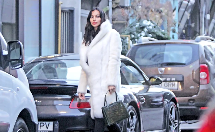 Mădălina Ghenea a avut grijă să-şi ascundă sarcina cu pulovere largi şi paltoane „generoase”
