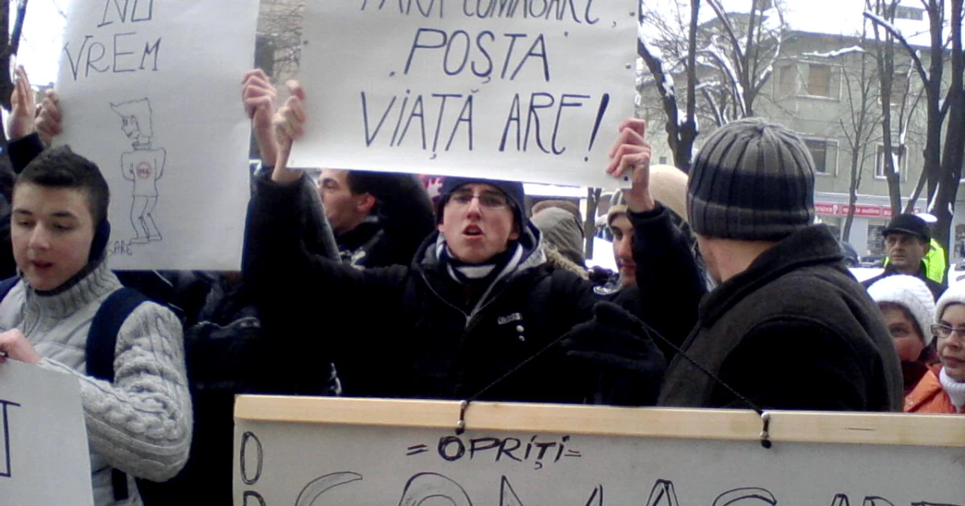 FOTO: Adevarul - Protestul Elevilor liceului de posta si telecomunicatii timisoara