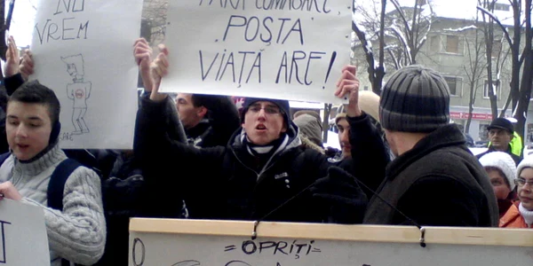 FOTO: Adevarul - Protestul Elevilor liceului de posta si telecomunicatii timisoara
