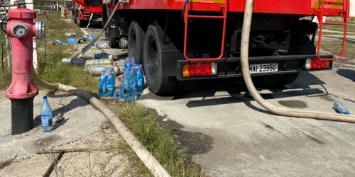 Imagini cu pompierii care au stins incendiul de la Petromidia foto isu 