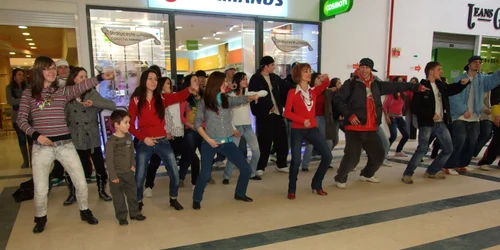 Cei 30 de tineri s-au grupat şi au început să danseze la fel