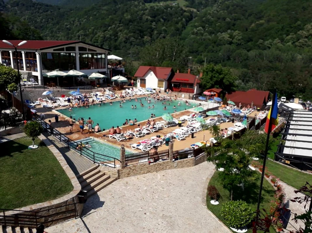 Piscină cu apă termală din staţiunea Călimăneşti Căciulata aparţinând Hotelului Casa Românească  Foto Denisa Pîrcălabu