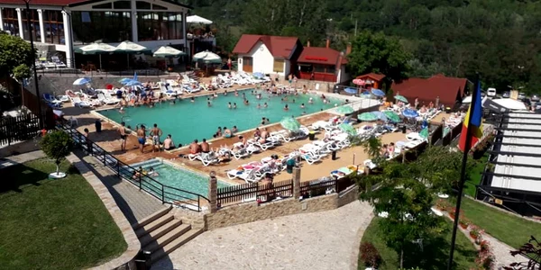 Piscină cu apă termală din staţiunea Călimăneşti Căciulata aparţinând Hotelului Casa Românească  Foto Denisa Pîrcălabu