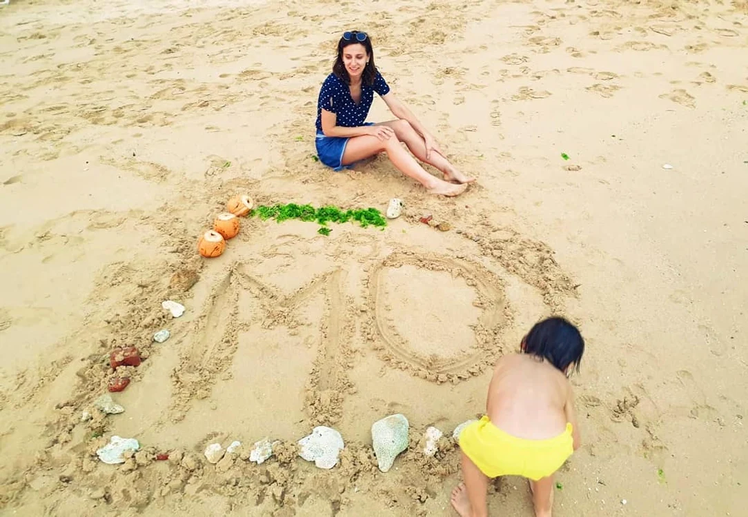 
    Dana Rogoz, pe plajă, alături de fiul ei, VladFoto: Instagram  