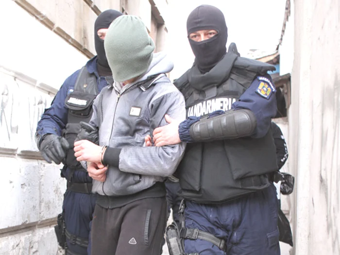 Hoții au fost săltați de oamenii legii (foto:www.ziare.com)