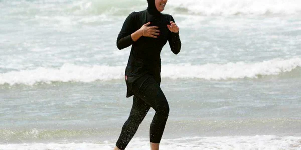 Femeie imbracata in burkini FOTO Twitter @TimesNow