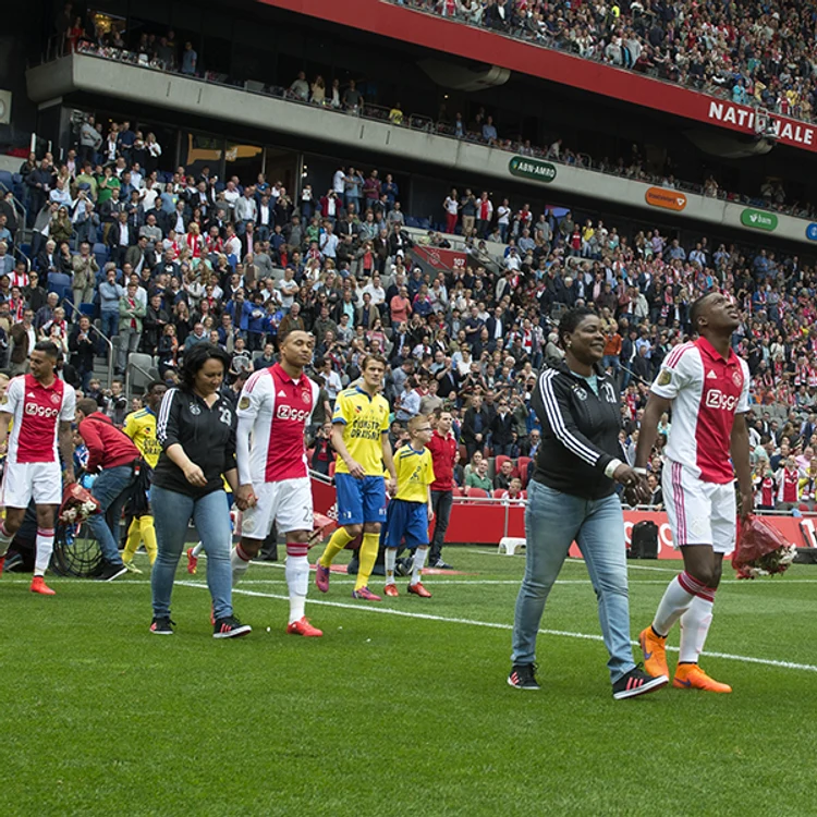 
    Ajax - Cambuur a fost şi un meci între mămici şi copiii de mingi. Gazdele au câştigat însă pe Arena cu 3-0Foto Click!  