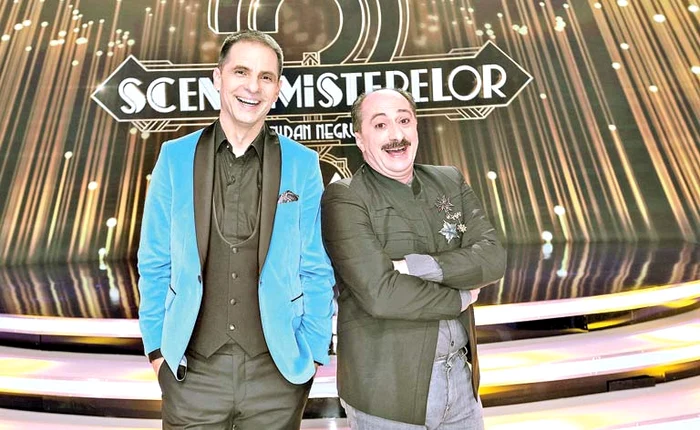 
    Dan Negru și Romică Țociu pregătesc emisiunea cu măști  