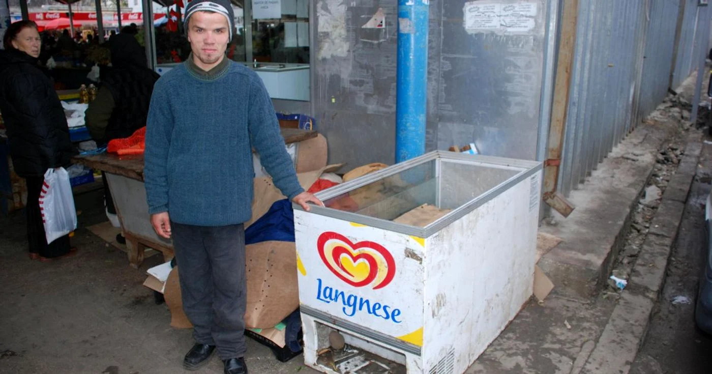 Laurenţiu Oroabă doarme de când a împlinit 18 ani pe cartoane în piaţă