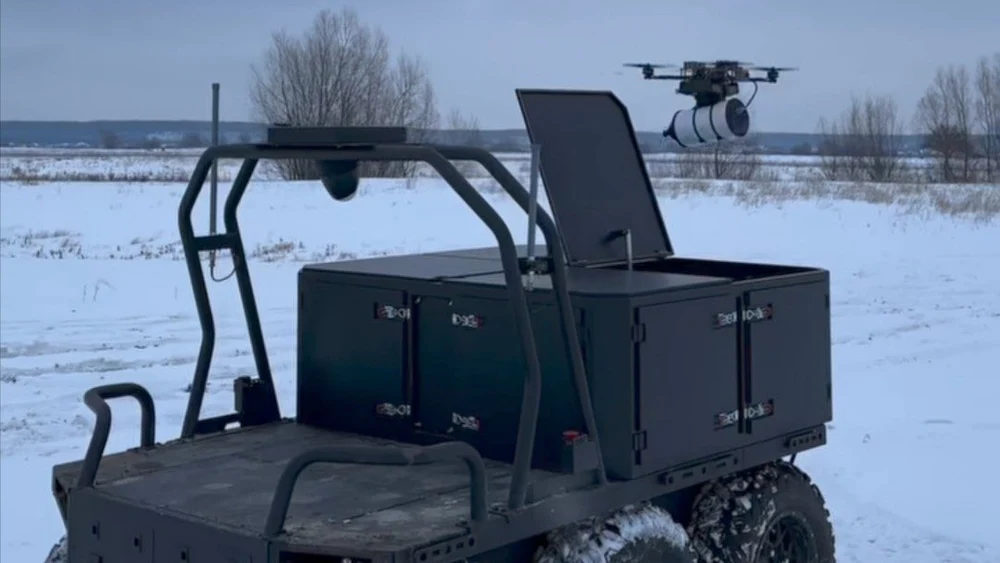 Ucraina testează roboți tereștri capabili să lanseze drone pe fibră optică, greu de bruiat