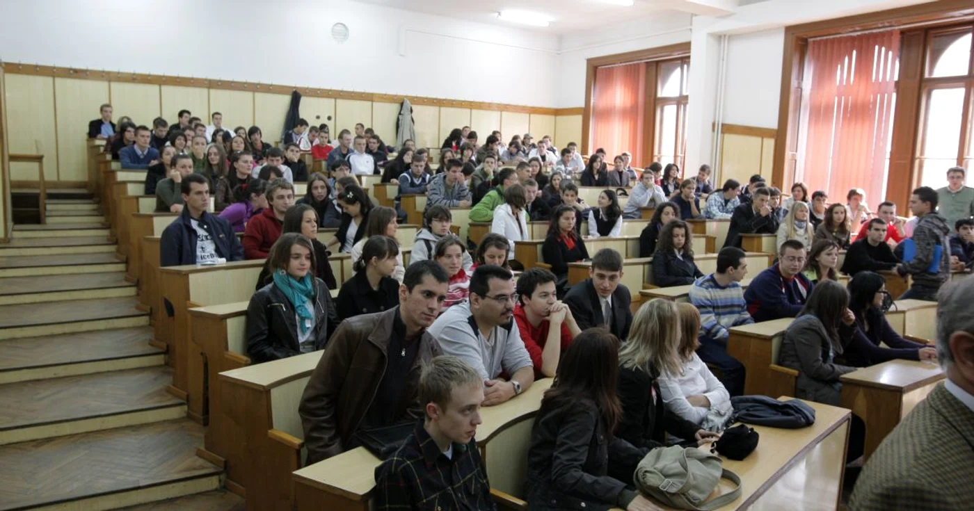 Un număr de 637 de absolvenţi au concurat pentru 60 de locuri bugetate la Psihologie (foto: adevarul)