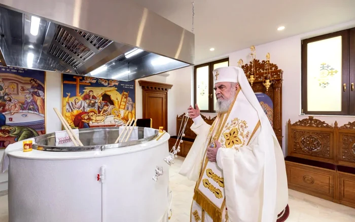 Patriarhul Daniel a dat luni startul pregătirii „Marelui şi Sfântului Mir”. Foto: Raluca Ene