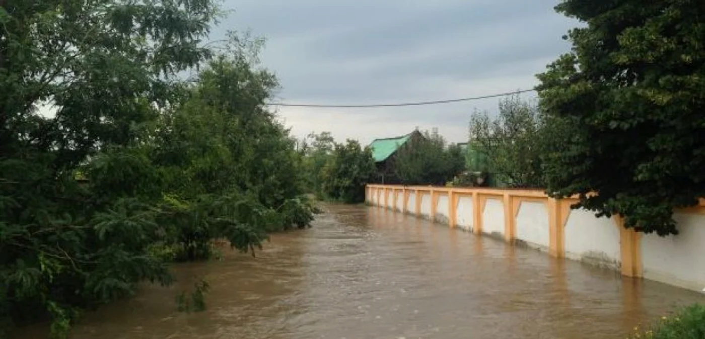 Ploile din ultimele 24 de ore au ridicat iarăşi probleme  (FOTO: Adevărul)