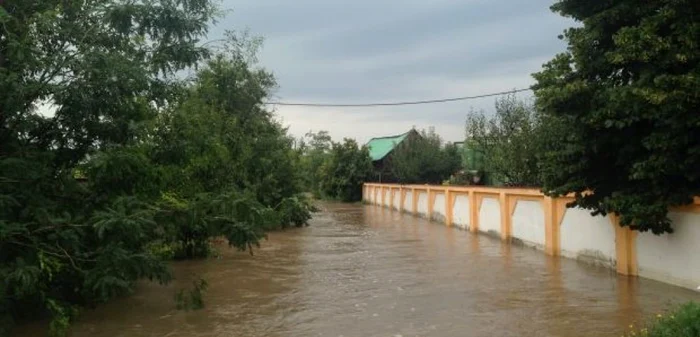 Ploile din ultimele 24 de ore au ridicat iarăşi probleme  (FOTO: Adevărul)