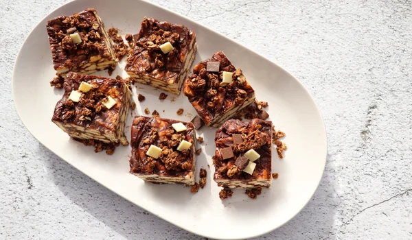 Prajitura cu biscuiti si ciocolata  Sursa foto shutterstock 2444852699 jpg