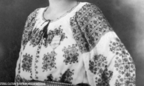 Costumele populare ale Smarandei Brăescu png