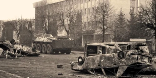 TAB-urile Armatei s-au strecurat cu greu printre maşinile de miliţie distruse