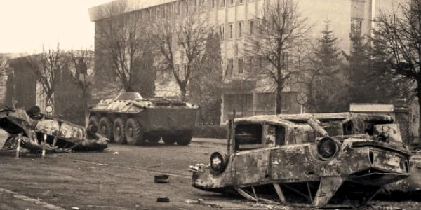 TAB-urile Armatei s-au strecurat cu greu printre maşinile de miliţie distruse