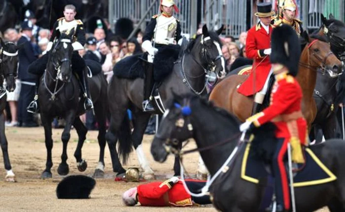 Un soldat a căzut de pe cal chiar în fața Reginei ElisabetaFoto: Getty
