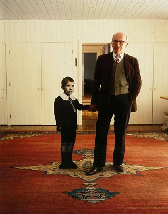 Saul Steinberg alături de o reproducere a sa la vârsta de șase ani. Fotografie din anul 1978