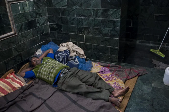 
    Îşi prepară mâncarea în toaleta publică  