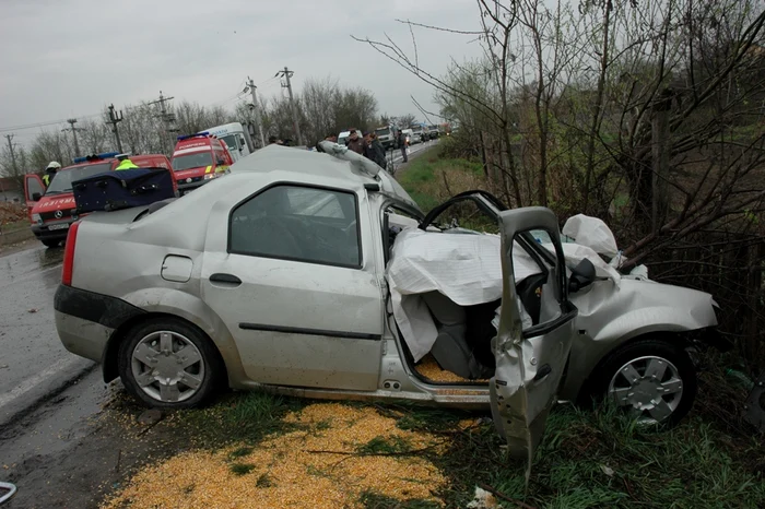 Autoturismul plin cu porumb a fost grav avariat