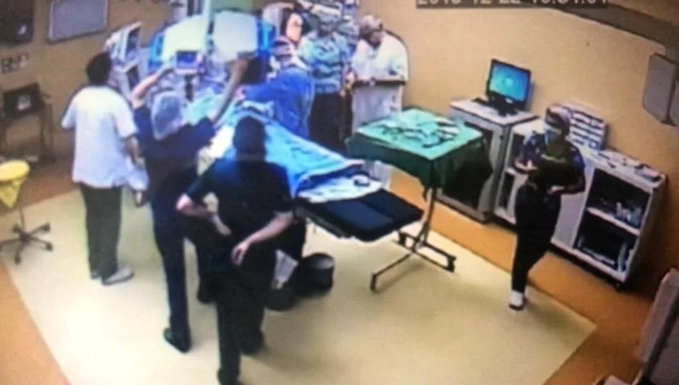 
    Medicul Mircea Beuran, surprins cu ceasul la mână în sala de operațieFoto: Emanuel Ungureanu/Facebook  