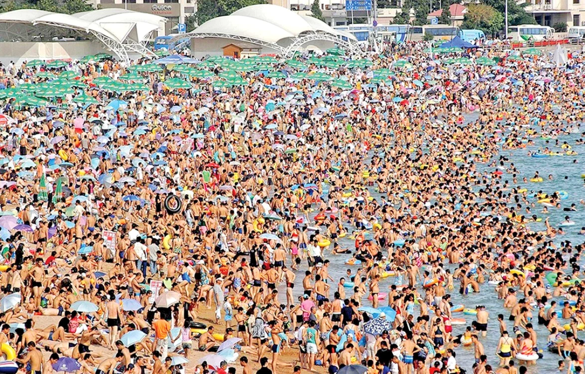 
    Pe plajă se bronzează om lângă omFoto: Afp/Reuters  