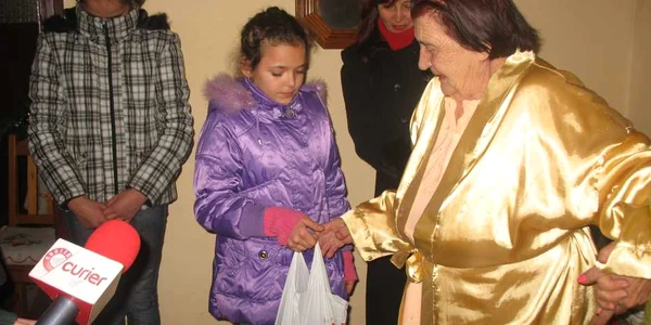 Bătrânii au fost colindaţi şi au primit cadouri de la copiii din centru