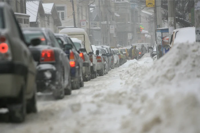 Circulaţia a fost îngreunată în această dimineaţă de căderile de zapadă