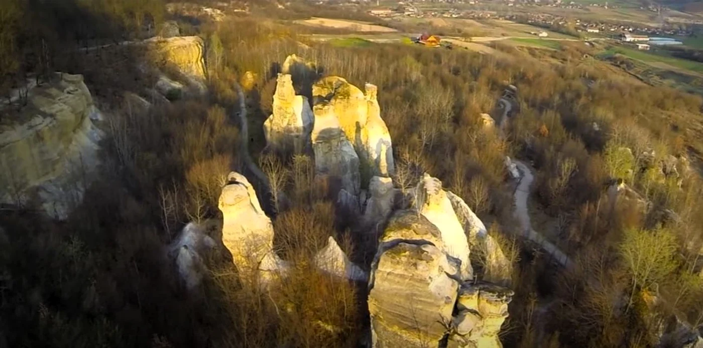 Unde se află Meteora României, locul spectaculos încărcat de legende / Foto: Captură video