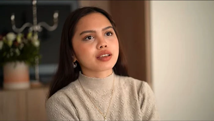 Sienna studiază la București și se acomodează cu viața din România. FOTO: Captură video