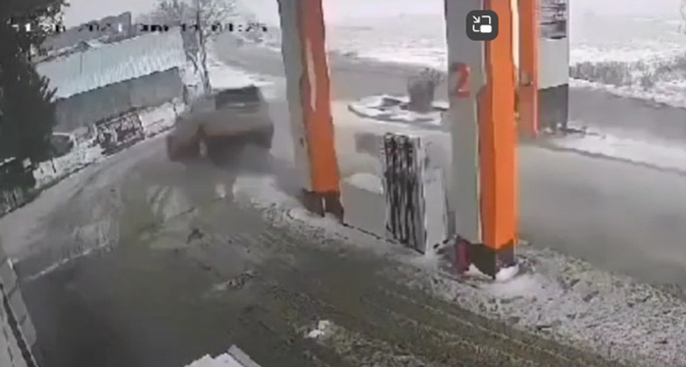 O șoferiță a zburat pe lângă pompele de alimentare dintr-o benzinărie VIDEO  