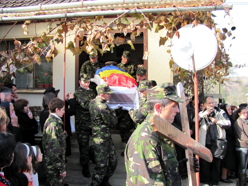 Sute de militari şi-au condus colegul pe utimul drum