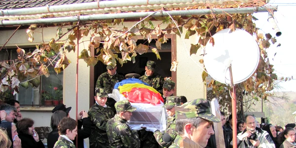 Sute de militari şi-au condus colegul pe utimul drum