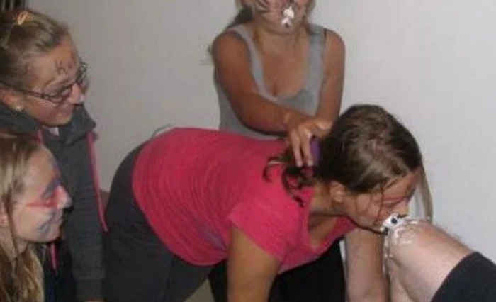 Elevii unei şcoli catolice, supuşi umilinţei de către preoţi