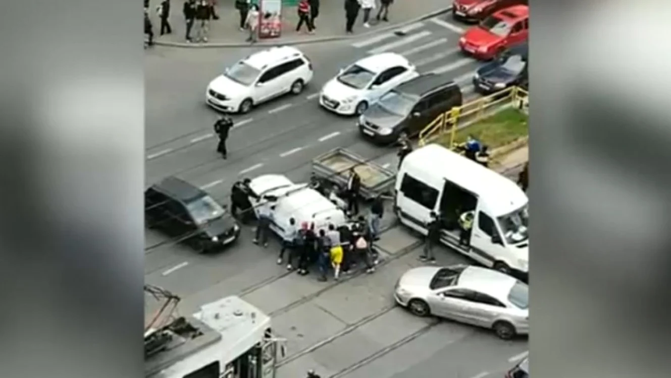 14 oameni au împins o maşină care se defectase pe linia de tramvai.