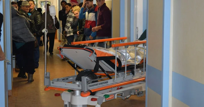 Tatăl lovit de fiu cu sapa a fost transportat la spitalul dfn Vaslui pentru îngrijiri Foto Simona Voicu