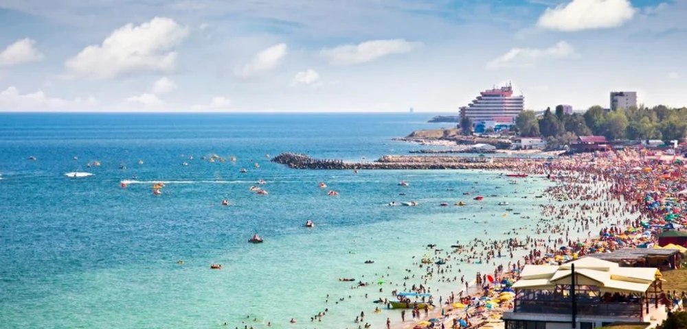 Turiștii au luat cu asalt litoralul românesc. Grad de ocupare de 100% în cel mai aglomerat weekend din această vară