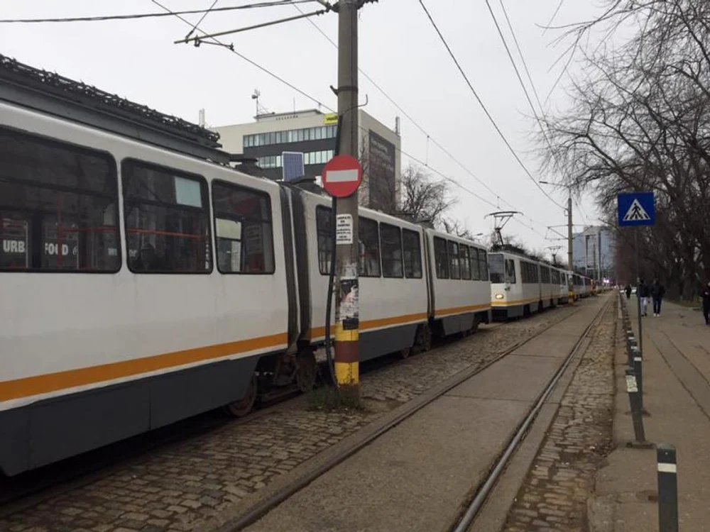 
    Tramvaiele nu au mai putut circula, după ce s-a oprit alimentarea cu energie electrică  
