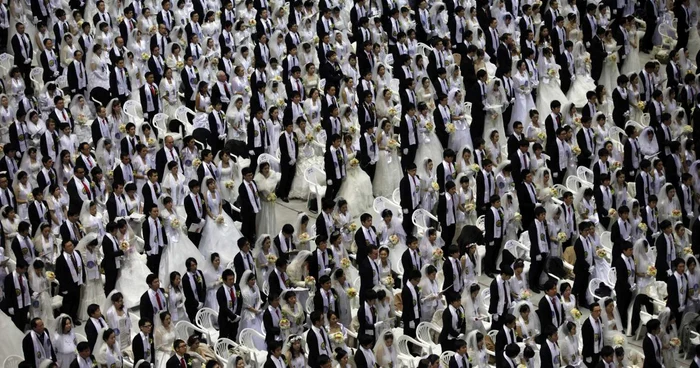 Peste 3.500 de cupluri s-au căsătorit în cadrul primei ceremonii în masă de la moartea liderului spiritual Sun Myung Moon. FOTO Reuters