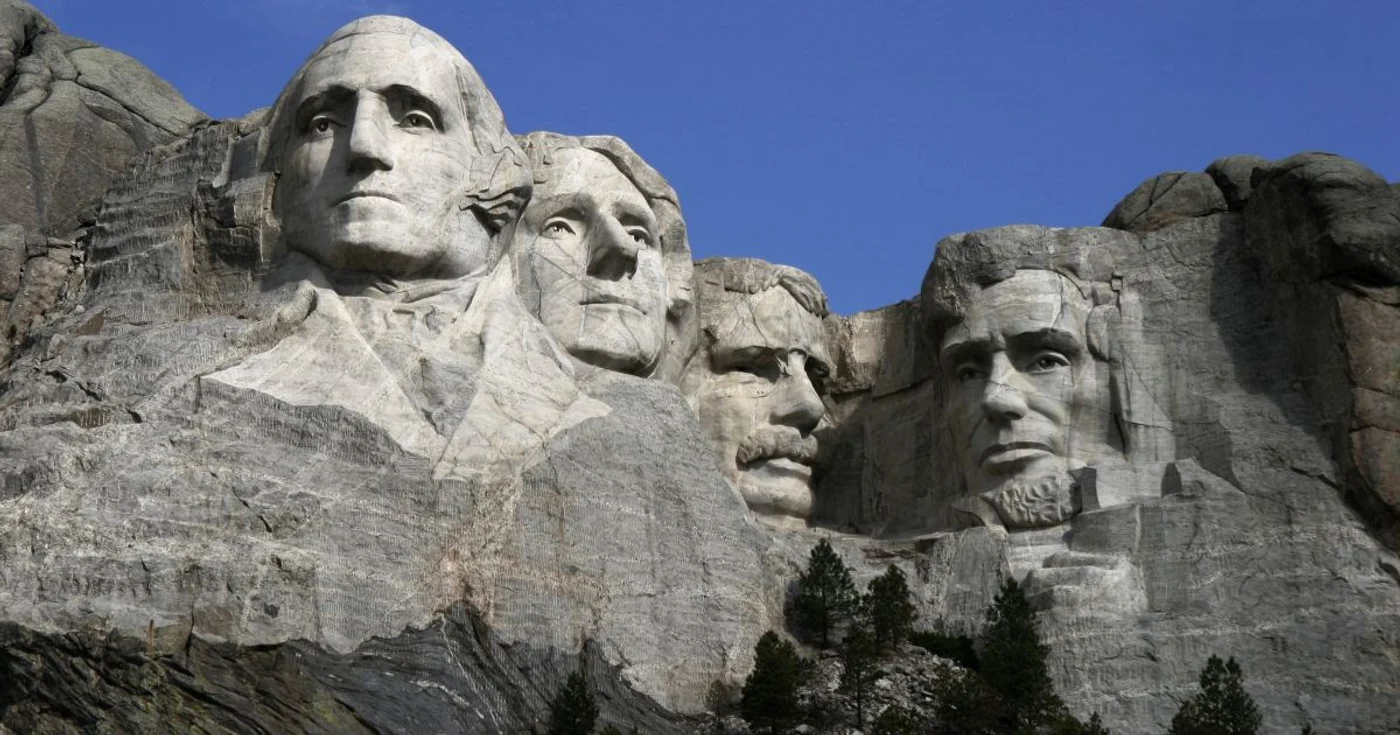 Stânca Muntelui Rushmore a fost sculptată sub forma chipurilor a patru preşedinţi îndrăgiţi de poporul american FOTO: Wikipedia