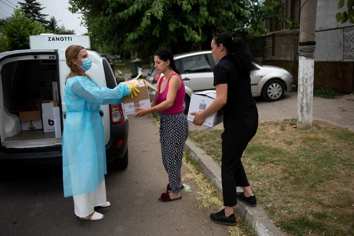 Și tinerii vulnerabili au primit cutia cu bunătăți