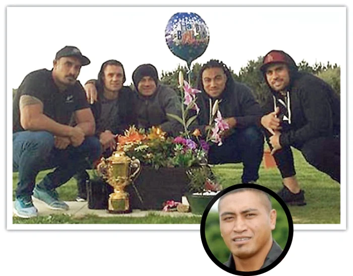 
    În memoria lui Collins, decedat anul acesta, campionii mondiali la rugby l-au omagiat la mormânt  