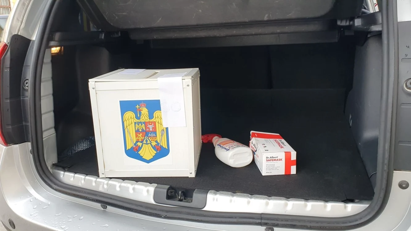 Cei doi au solicitat urna mobilă FOTO Andreea Vilcovschi