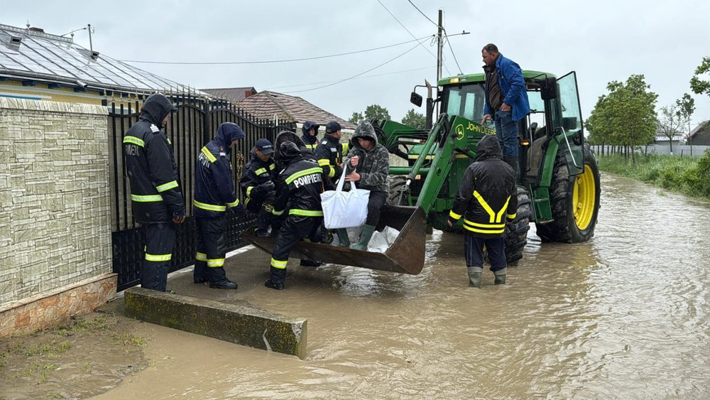 Sute de oameni evacuați, case și drumuri inundate în mai multe județe. Inundațiile fac prăpăd în România