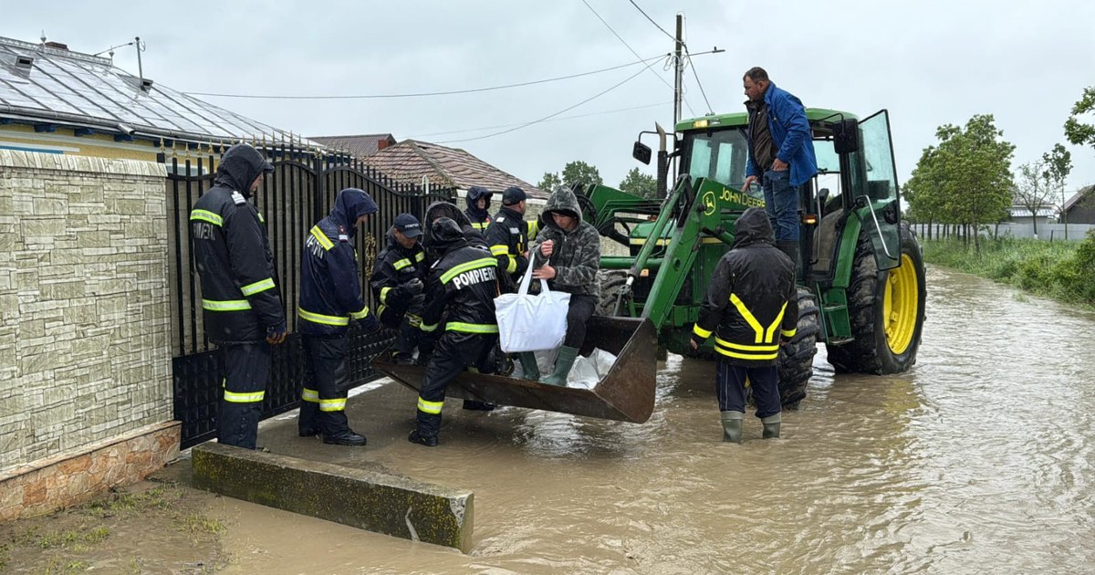 Inundații devastatoare în România: sute de evacuări și drumuri blocate