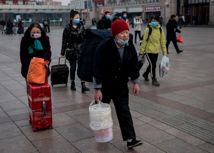 
    Chinezii poartă măşti atunci când ies pe stradă foto: AFP  