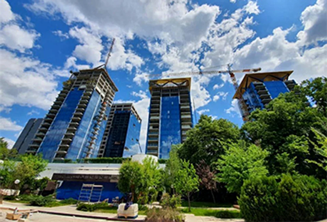 Compania unde Răzvan este acționar construiește blocuri de locuințe, dar și de birouri