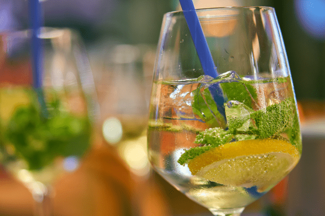 Tipurile de cancer strâns legate de consumul de alcool. Nu există o „cantitate sigură”, iar mitul „unui pahar pe zi” este fals